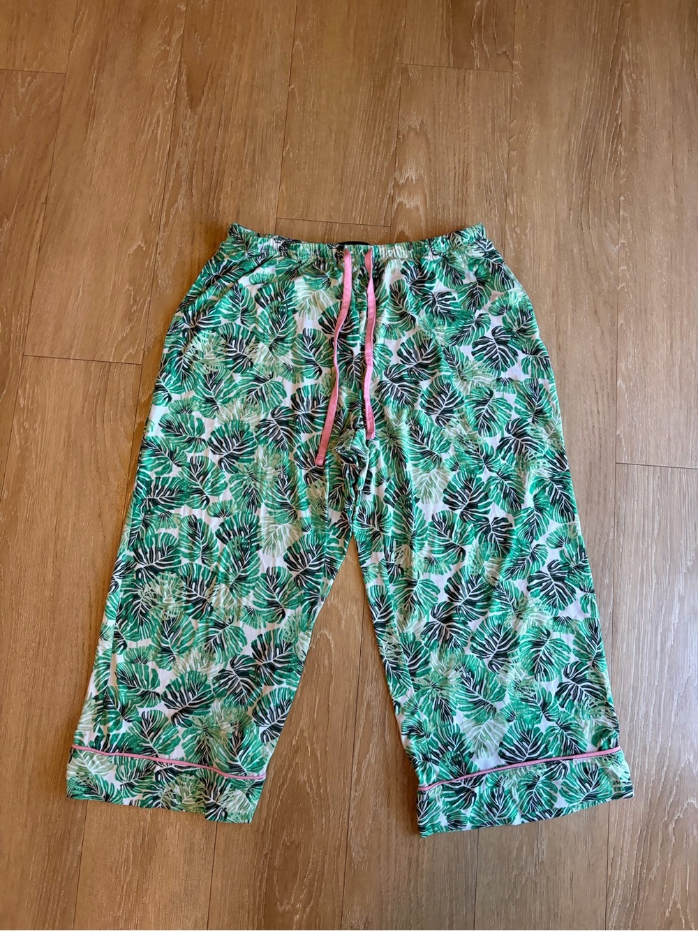 Tropical Green Leaf-Print Short-Sleeve & Capris Pajama Set - Picture 11 of 16